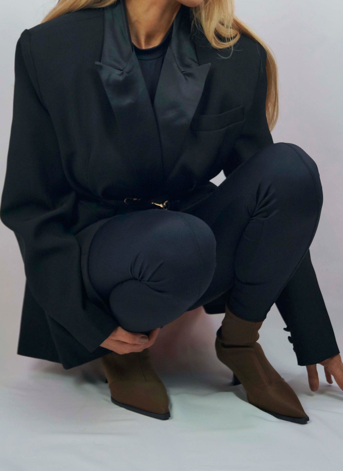 BLACK PADDED SHOULDER BLAZER